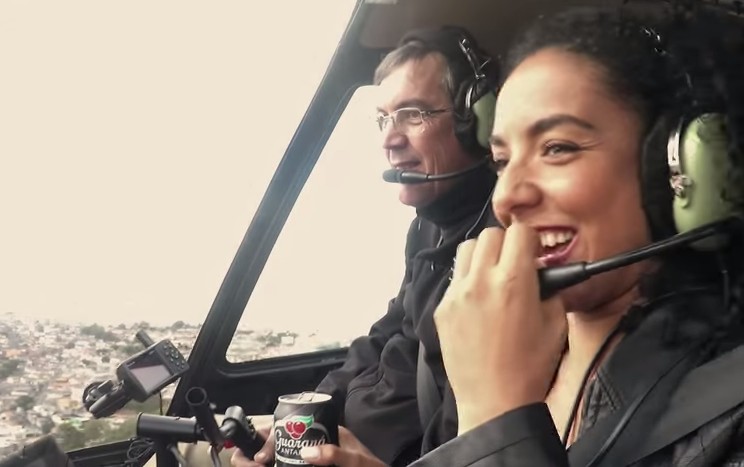 Guaraná Antarctica Black leva consumidora para faculdade de helicóptero