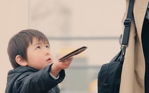 Experimento social mostra como as crianças reagem quando um estranho deixa sua carteira cair