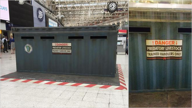 Universal Pictures coloca container que transporta dinossauros no meio de estação de metrô para divulgar o filme Jurassic World