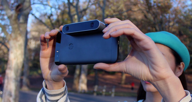 Dispositivo acoplado ao celular permite fazer filmagens de alta resolução em 3D