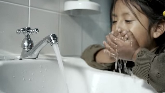 Comercial da Colgate para o Super Bowl pede que as pessoas fechem a torneira enquanto escovam os dentes