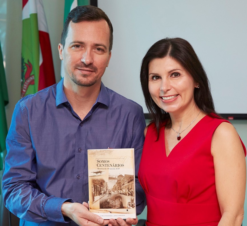Publicitário, Carlo Manfroi, e jornalista, Ana Lavratti, lançam livro “Somos Centenários – memórias dos 100 anos da ACIF”