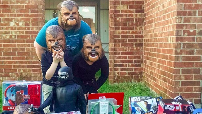 Criadora de viral com máscara de personagem do Star Wars é surpreendida pela loja onde comprou o brinquedo