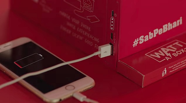 KFC transforma embalagem de seus produtos em carregador para celulares dos clientes