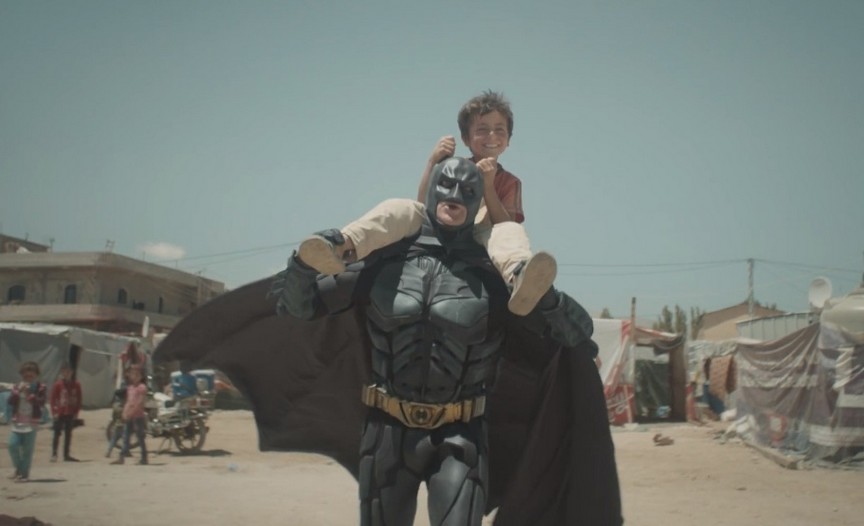 Garoto refugiado tem a visita do Batman em comercial emocionante da ONG War Child