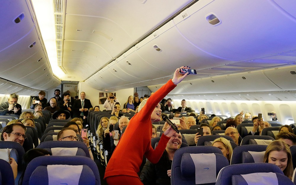 Ação da British Airways promove show da cantora Jessie J a bordo de avião