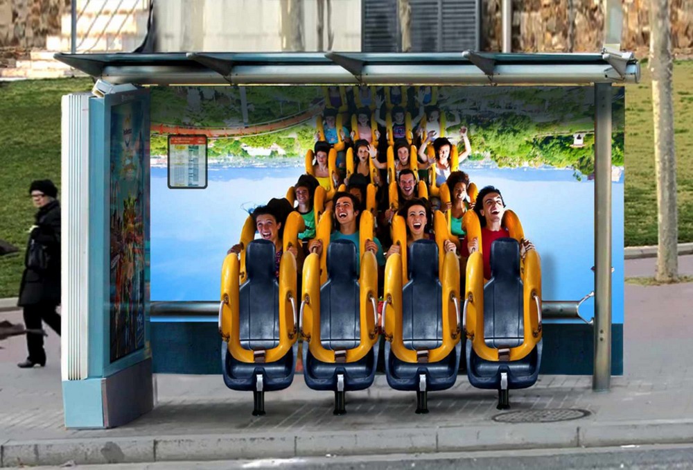 Ponto de ônibus recebe assentos de montanha-russa para divulgar parque de diversões