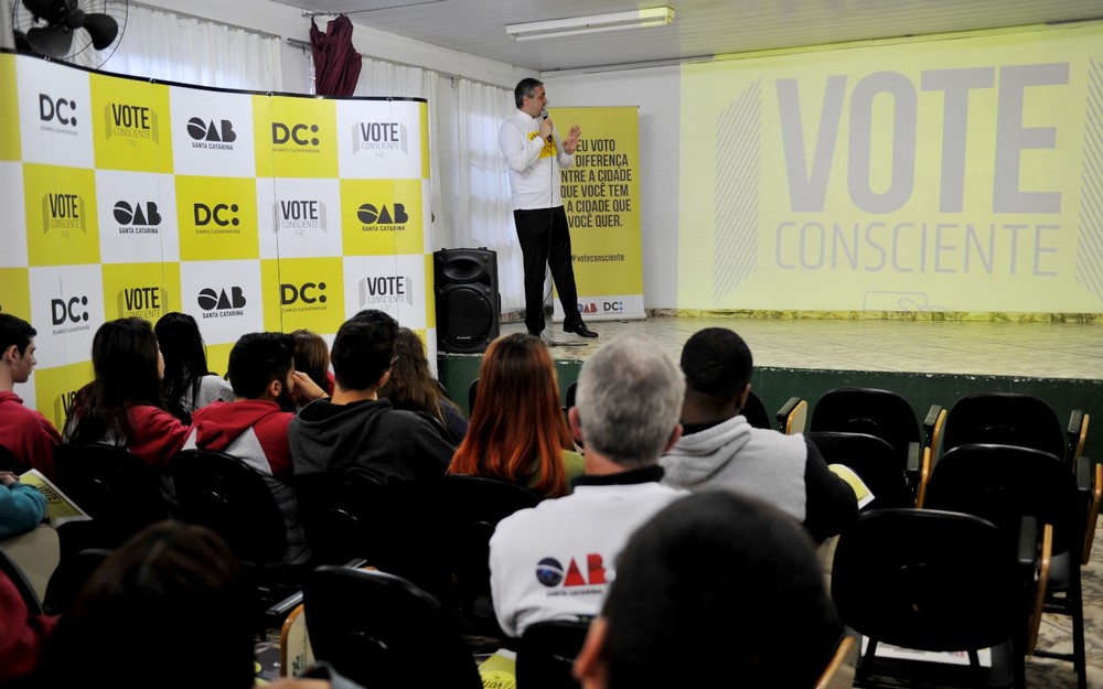 Diário Catarinense e OAB promovem ações com estudantes de Joinville e Blumenau pela campanha “Vote Consciente”