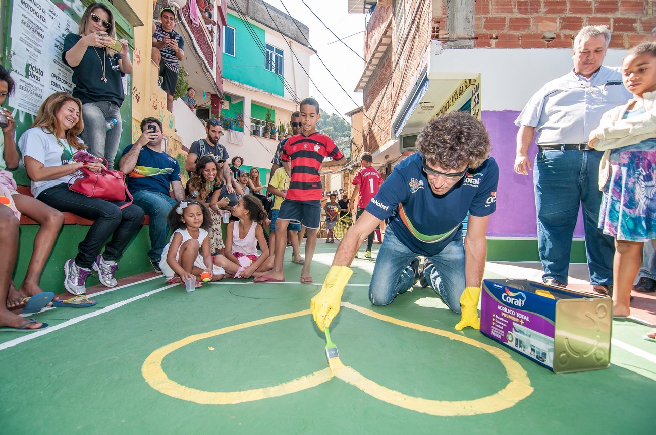 Guga pinta um coração para a comunidade do Santa Marta, no Rio de Janeiro
