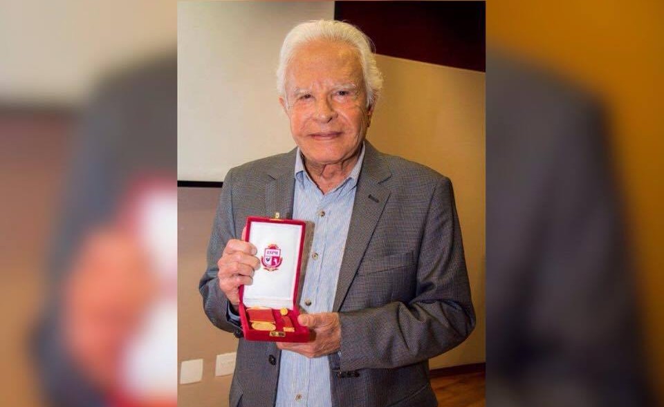 Cid Moreira é agraciado com maior condecoração da ESPM