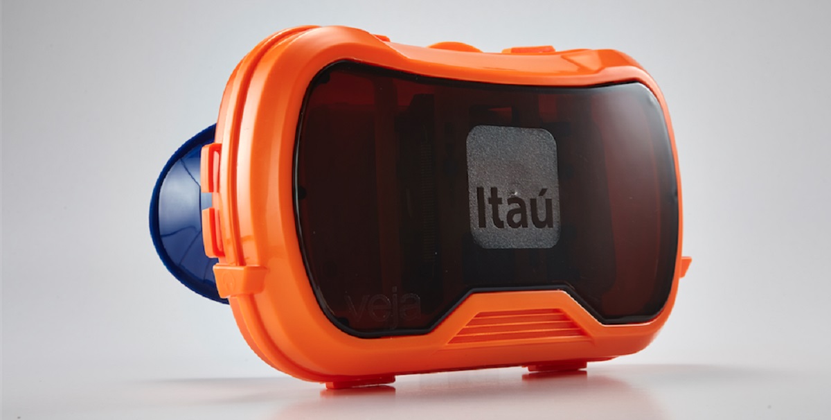 Itaú e Veja presenteiam leitores com óculos de realidade virtual em ação criada pela Africa