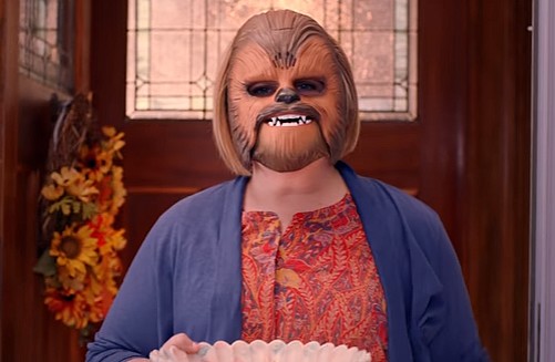 Mulher que viralizou na internet com máscara de brinquedo do Chewbacca vira garota propaganda da Hasbro
