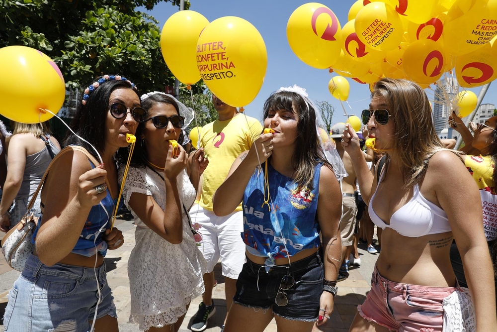 Skol distribui apitos para mulheres de bloco de carnaval de Florianópolis em prol da campanha #ApitoContraOAssedio