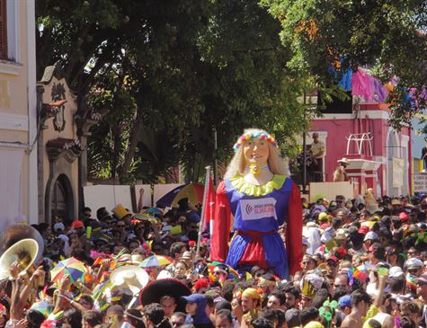 Boneca inova Carnaval de Olinda prevenindo e denunciando abusos sexuais