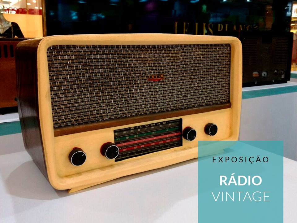 Aparelhos de rádio antigos fazem parte de exposição no Neumarkt Shopping