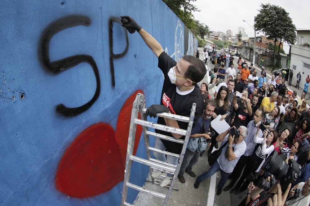 João Doria pinta muro na periferia de São Paulo
