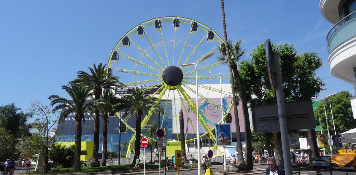 Enquanto as feras não chegam, a grande atração em Cannes é uma roda gigante