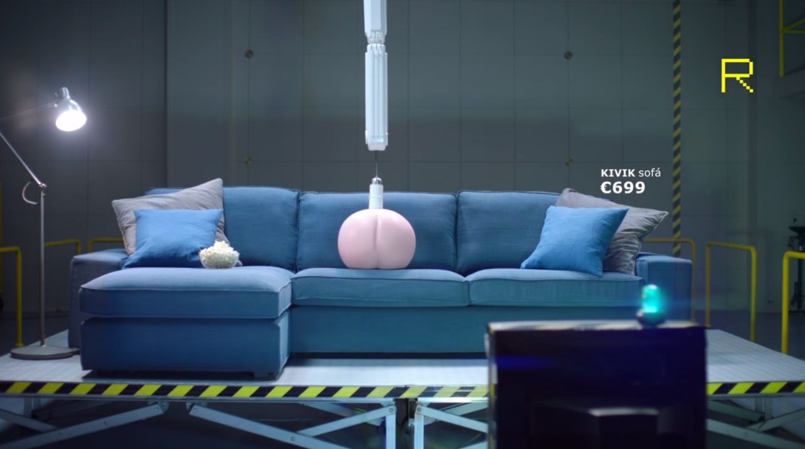 Campanha da IKEA incentiva testes de bumbum nos sofás da marca