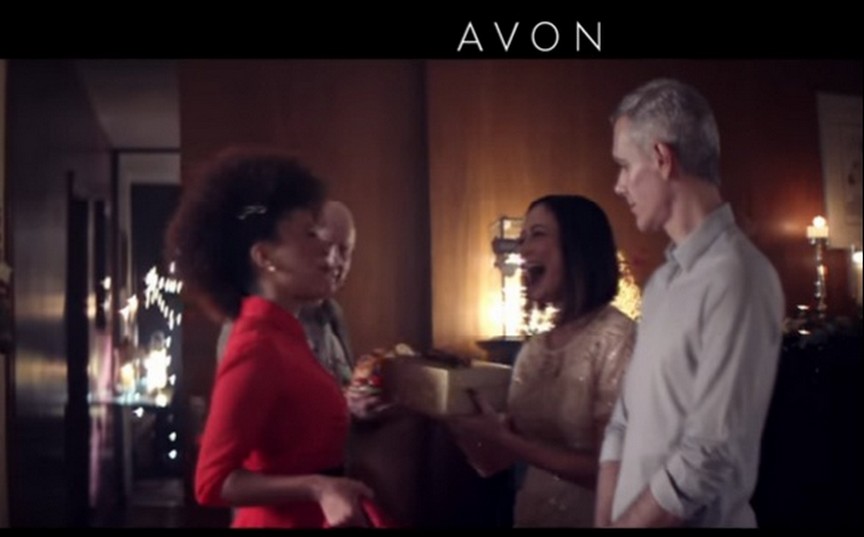 Campanha de Natal da Avon dá novo sentido aos presentes da data e homenageia suas revendedoras