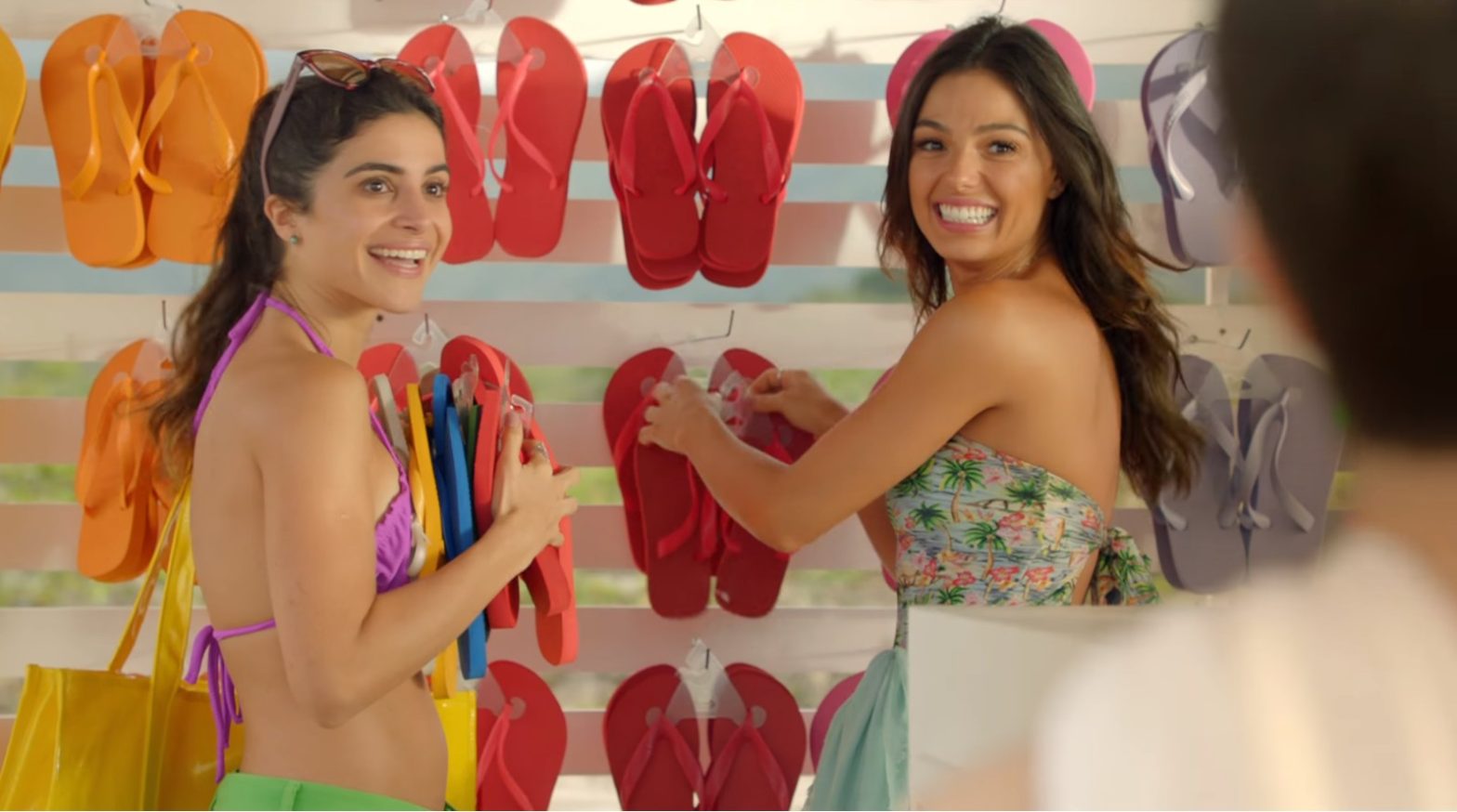 Isis Valverde estrela comercial da Havaianas que brinca com superstição de cores nas festas de fim de ano
