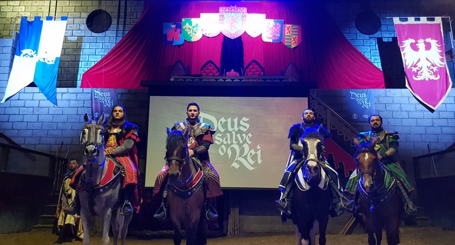 Ação da NSC TV no Beto Carrero World marca estreia de “Deus Salve O Rei”