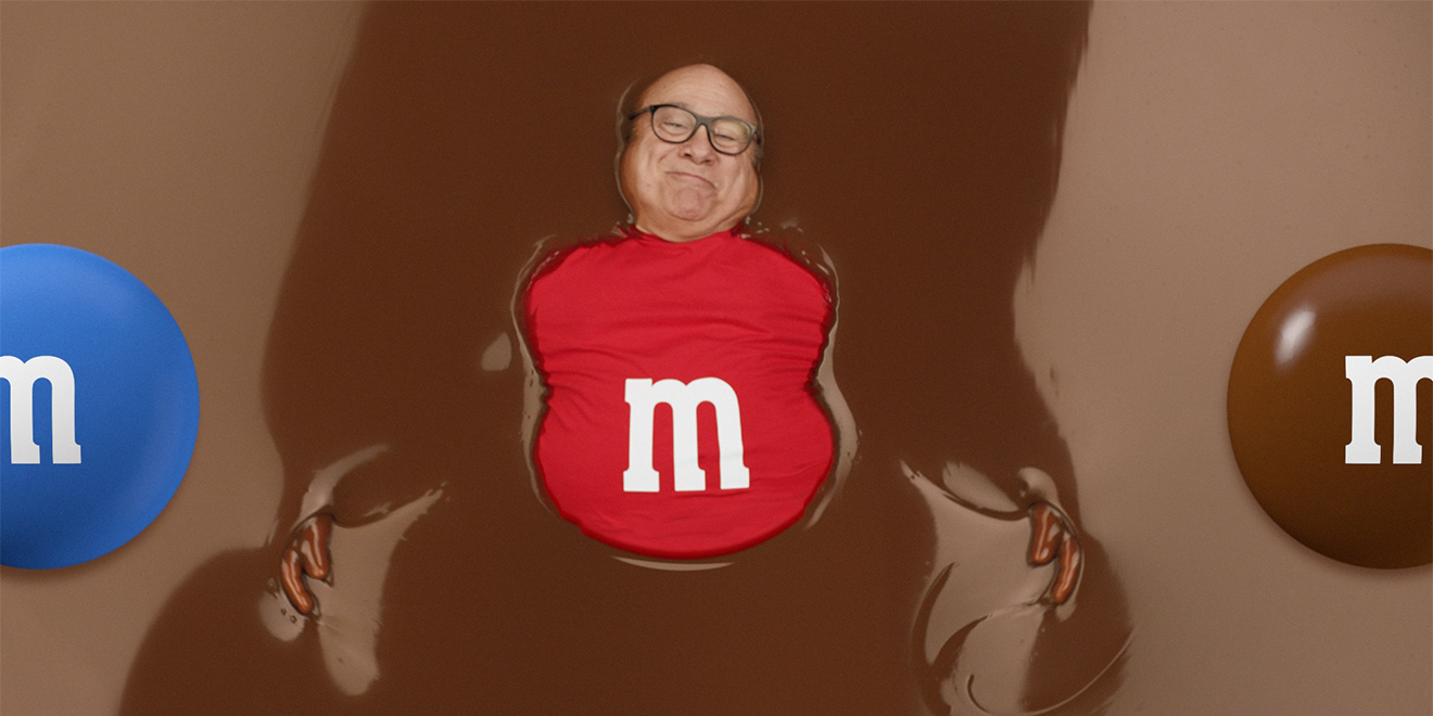 M&M’s mostrará Danny DeVito numa banheira de chocolate no SuperBowl