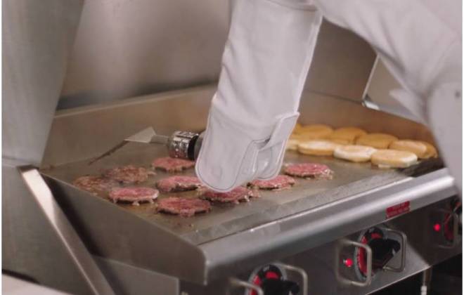 Rede de fast food CaliBurger contrata um novo funcionário: Flippy