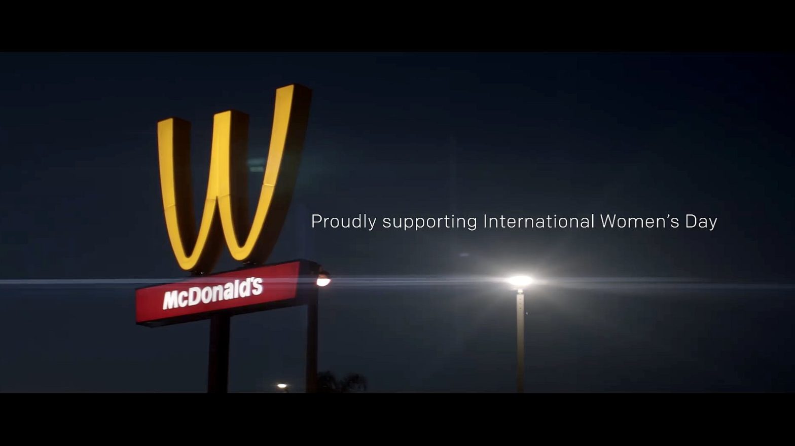 McDonald’s vira logo de cabeça para baixo em homenagem ao Dia Internacional da Mulher