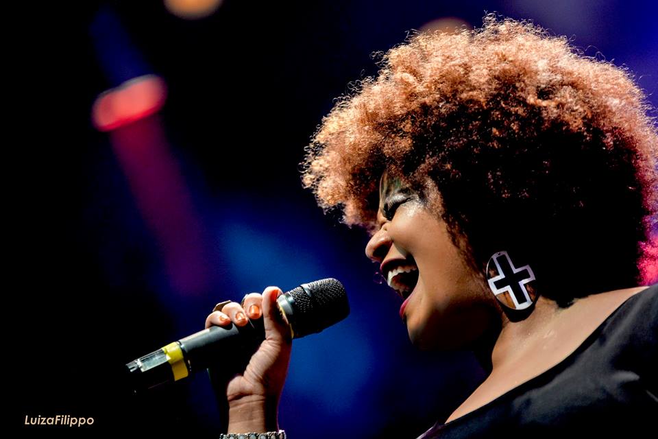 Cantora sucesso no YouTube Juliana D Passos apresenta show em São José com interpretações de clássicos do samba e MPB