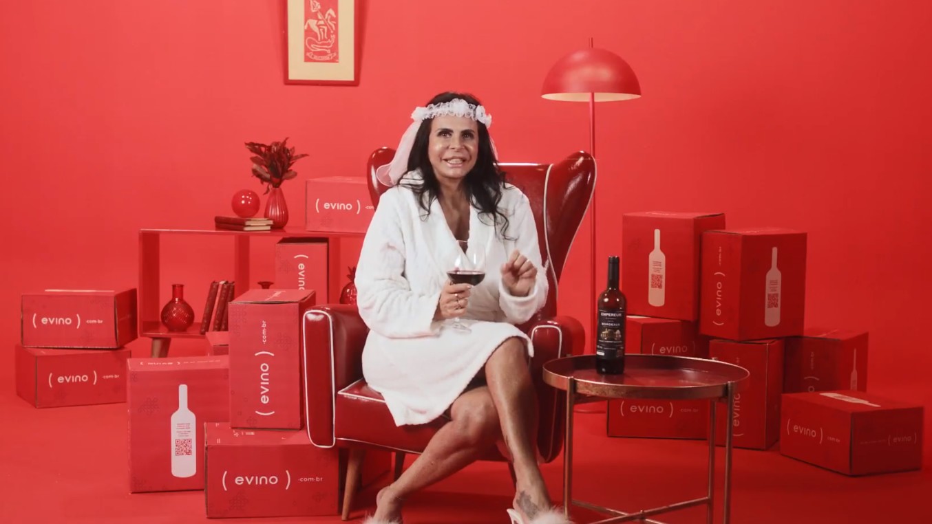 Gretchen estrela campanha da Evino para o mês das noivas com dicas para quem está em busca do amor