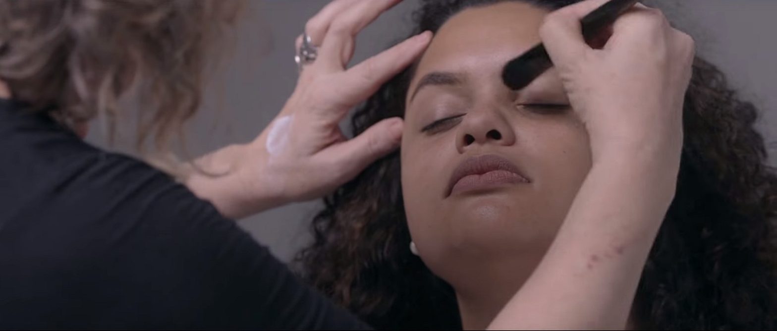 Ação da Jequiti ajuda a fortalecer autoconfiança de mulheres em entrevista de emprego com maquiagem invisível