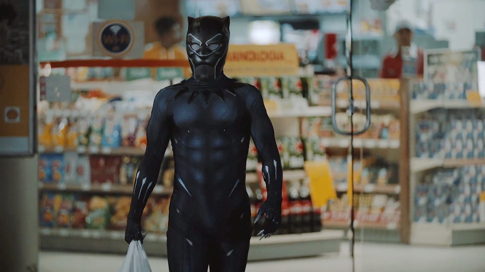 Telecine divulga apoio ao cinema ao ar livre dos postos Shell em campanha estrelada pelo super-herói Pantera Negra