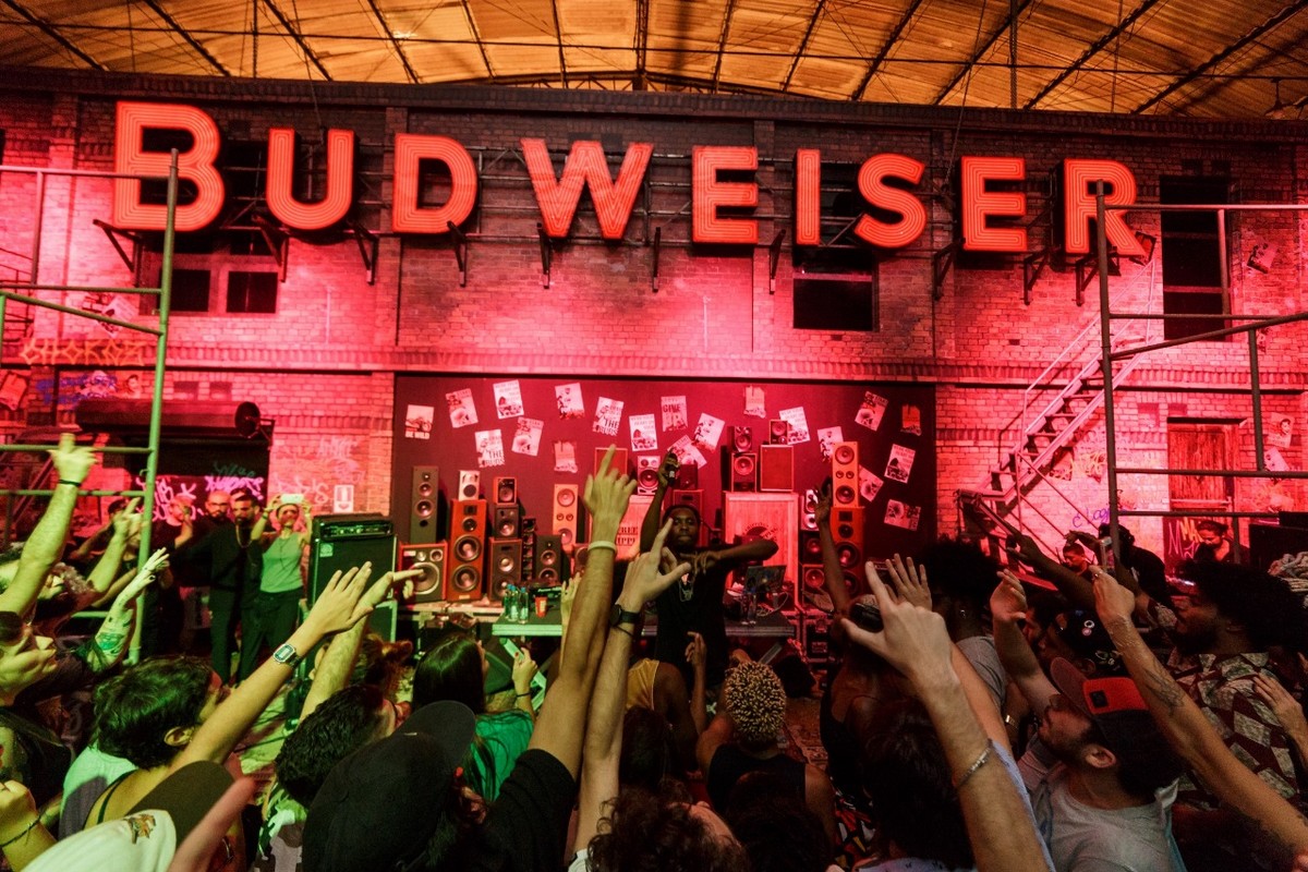 RETROSPECTIVA | Bud Basement da Budweiser chega a Florianópolis durante a Copa do Mundo da Fifa com show de Projota