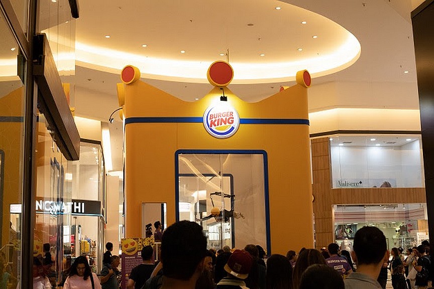 TracyLocke Brasil cria maquina de emojis gigante para divulgar campanha da plataforma Kids do Burger King