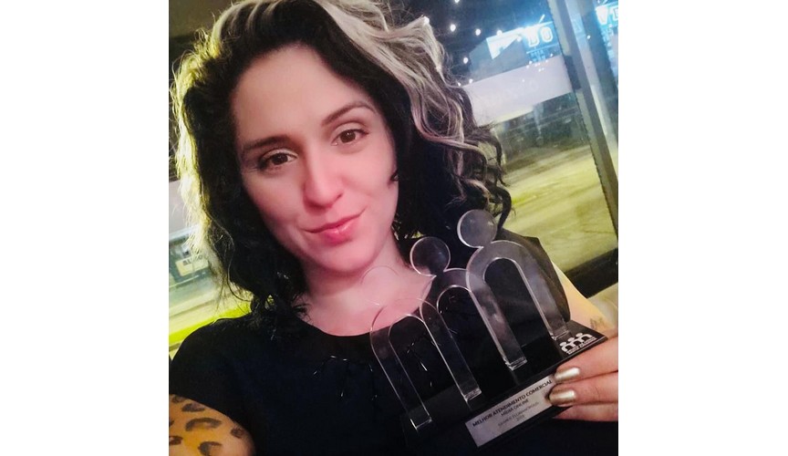 Camila Heberle, da Alright, recebe 10º Prêmio Mídia Destaca de Melhor Atendimento Comercial de Mídia Online 