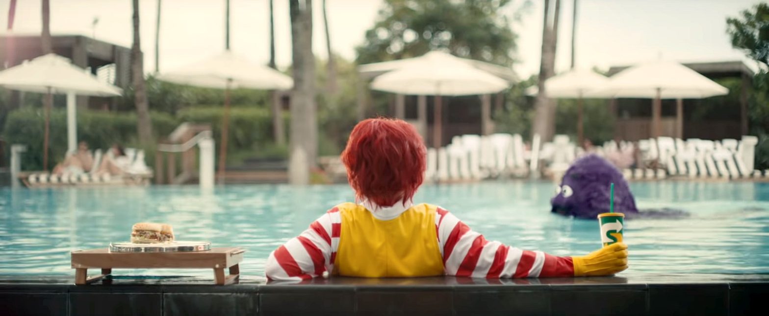 Campanha do Subway provoca McDonald’s mostrando Ronald McDonald de férias aproveitando lanche do concorrente