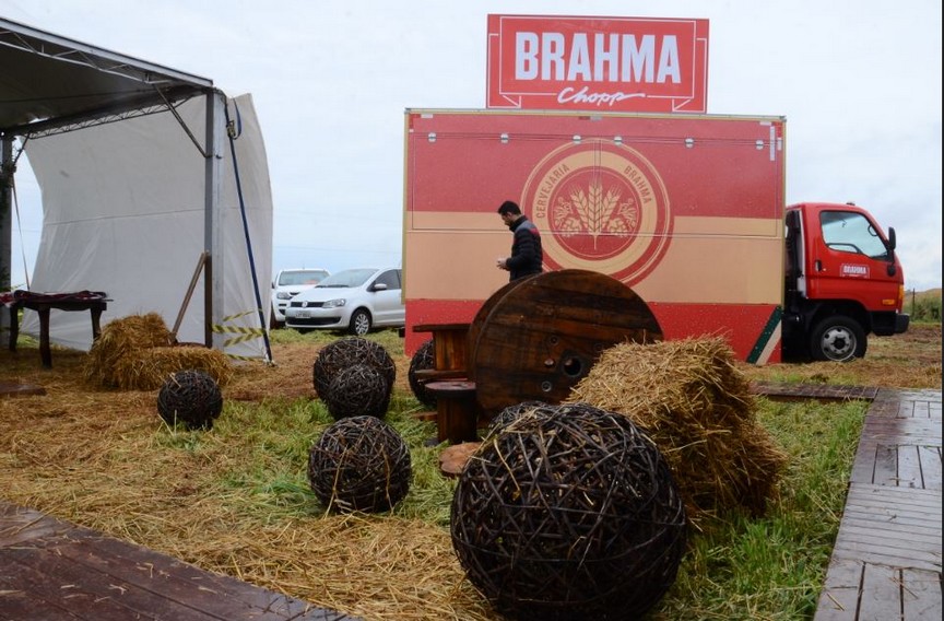 Brahma monta QG em campo de cevada e leva seus especialistas para tirar dúvidas dos consumidores