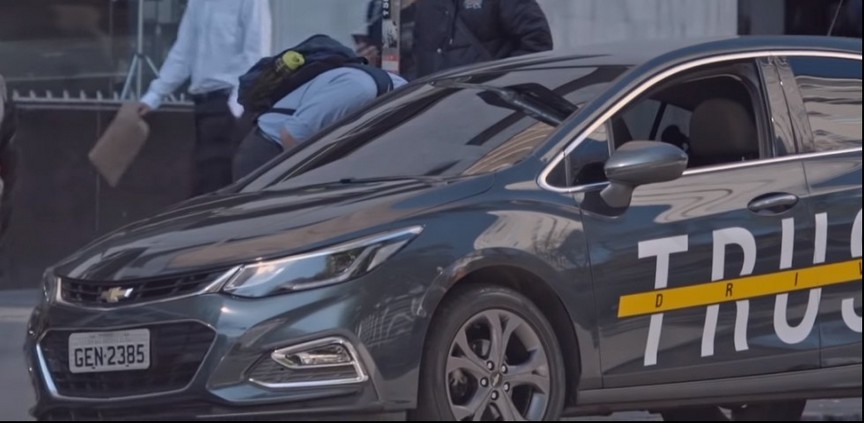 Campanha da Chevrolet deixa carro aberto no centro de São Paulo
