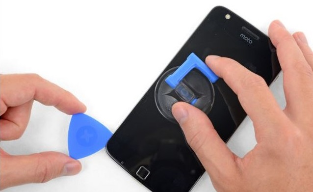 Motorola lança kit que permite aos usuários consertarem seu celulares em casa