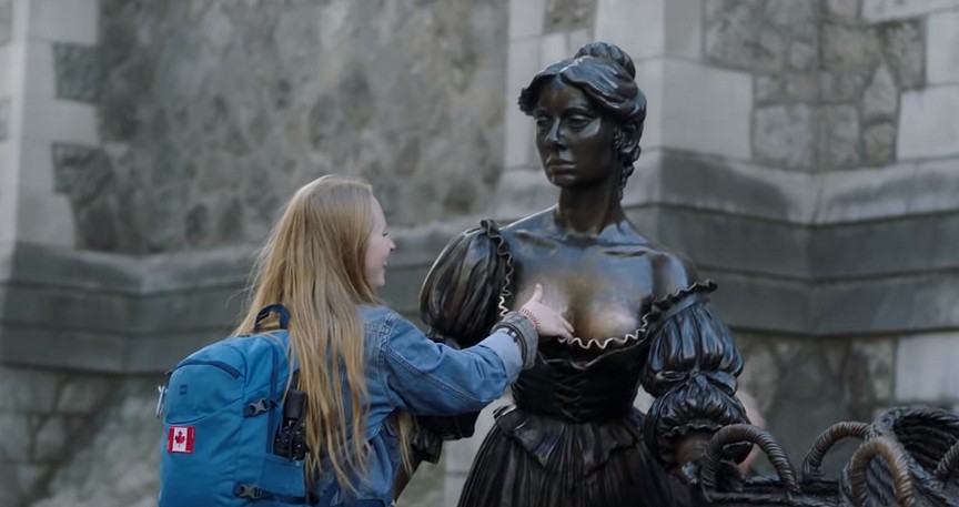 Ação de conscientização sobre o câncer de mama coloca nódulo nos seios da estátua mais tocada do mundo