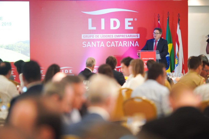 Ministro do Turismo defende mudança no modelo econômico para atrair investimentos, em palestra no LIDE SC