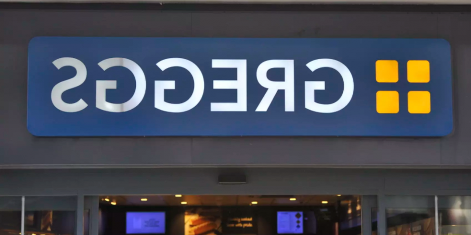 Rede de padarias inverte logo para fazer campanha de graça em vitrine famosa de loja de departamentos