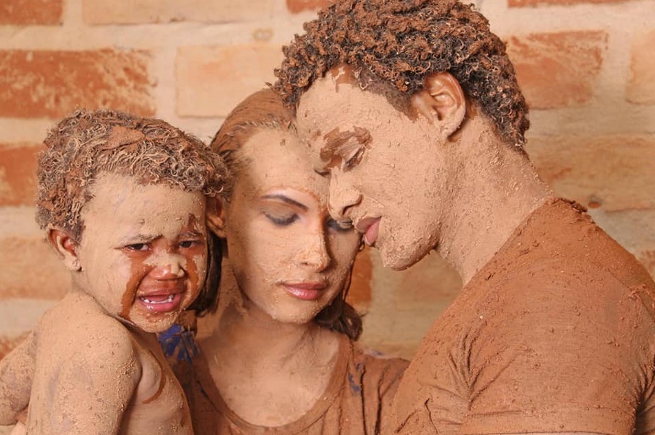 Empresa de cosméticos usa atores cobertos de lama para “interpretar” as vítimas de Brumadinho