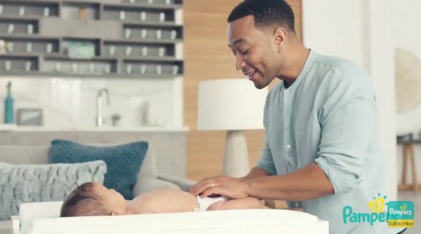 John Legend e Adam Levine mostram que pais também sabem trocar fraldas em campanha da Pampers
