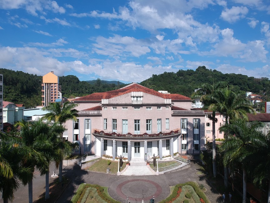 Escala, Metra usa fachada do Teatro Carlos Gomes como palco de ação da Unimed Blumenau