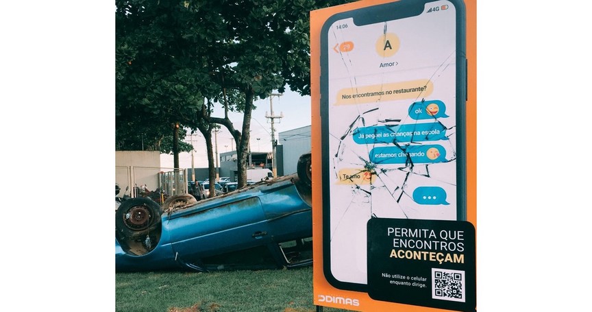 Campanha expõe carro acidentado para alertar sobre risco de digitar enquanto dirige