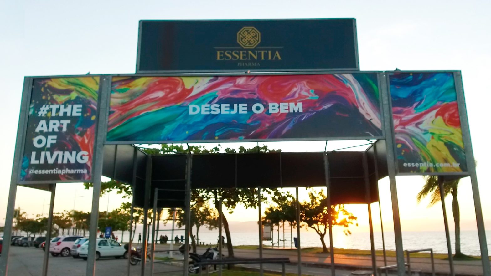 Nova campanha da Essentia Pharma espalha a arte de viver com beleza por Florianópolis