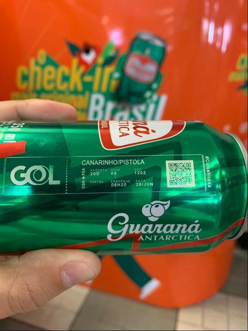 Ação da Gol em parceria com Guaraná Antarctica imprime cartões de embarque em latas de refrigerante