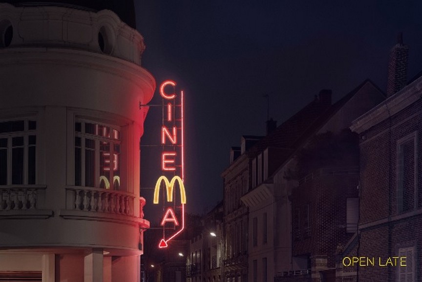 McDonald’s coloca o “M” de sua marca em fachada de outros estabelecimentos para destacar sua presença na vida noturna