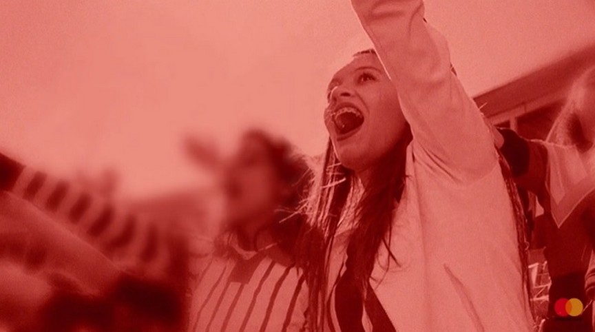 #ElaVaiTorcer | Campanha da Mastercard pede respeito às mulheres em estádios de futebol